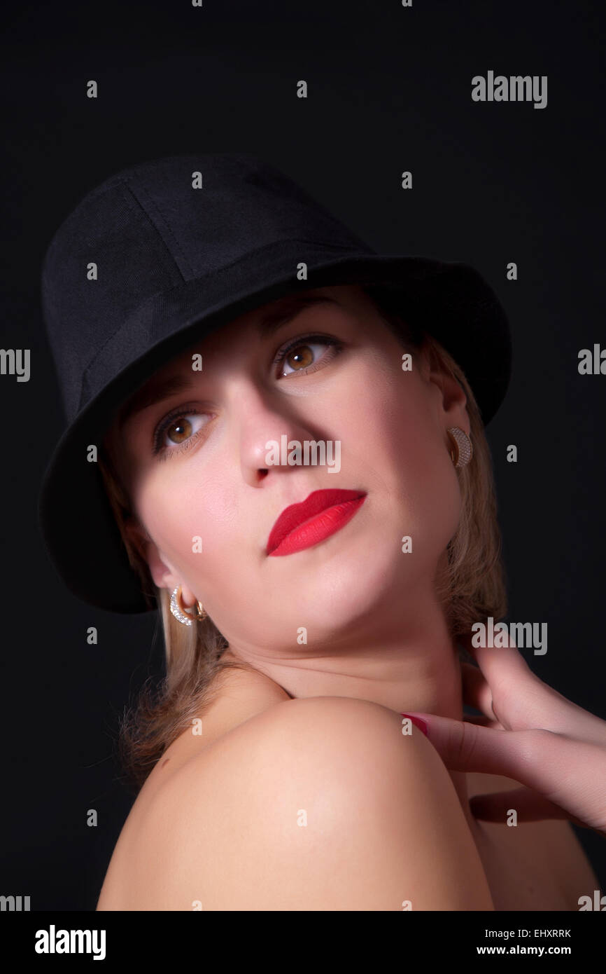 Portrait glamour de belles jeunes femmes sexy femme avec lèvres rouges sur fond noir Banque D'Images