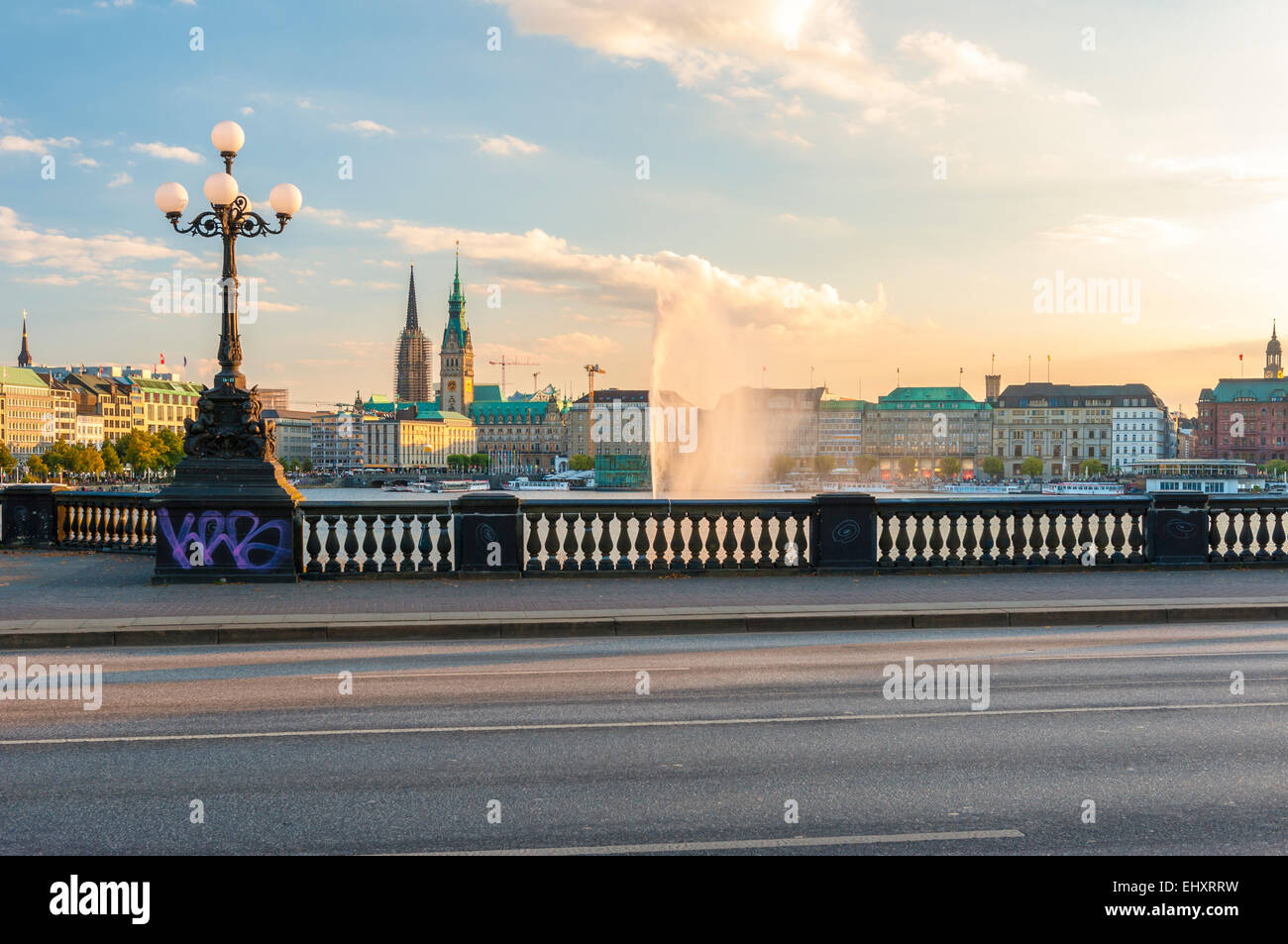 Allemagne, Hambourg, le lac Inner Alster, vue depuis le pont Lombard dans lumière du soir Banque D'Images