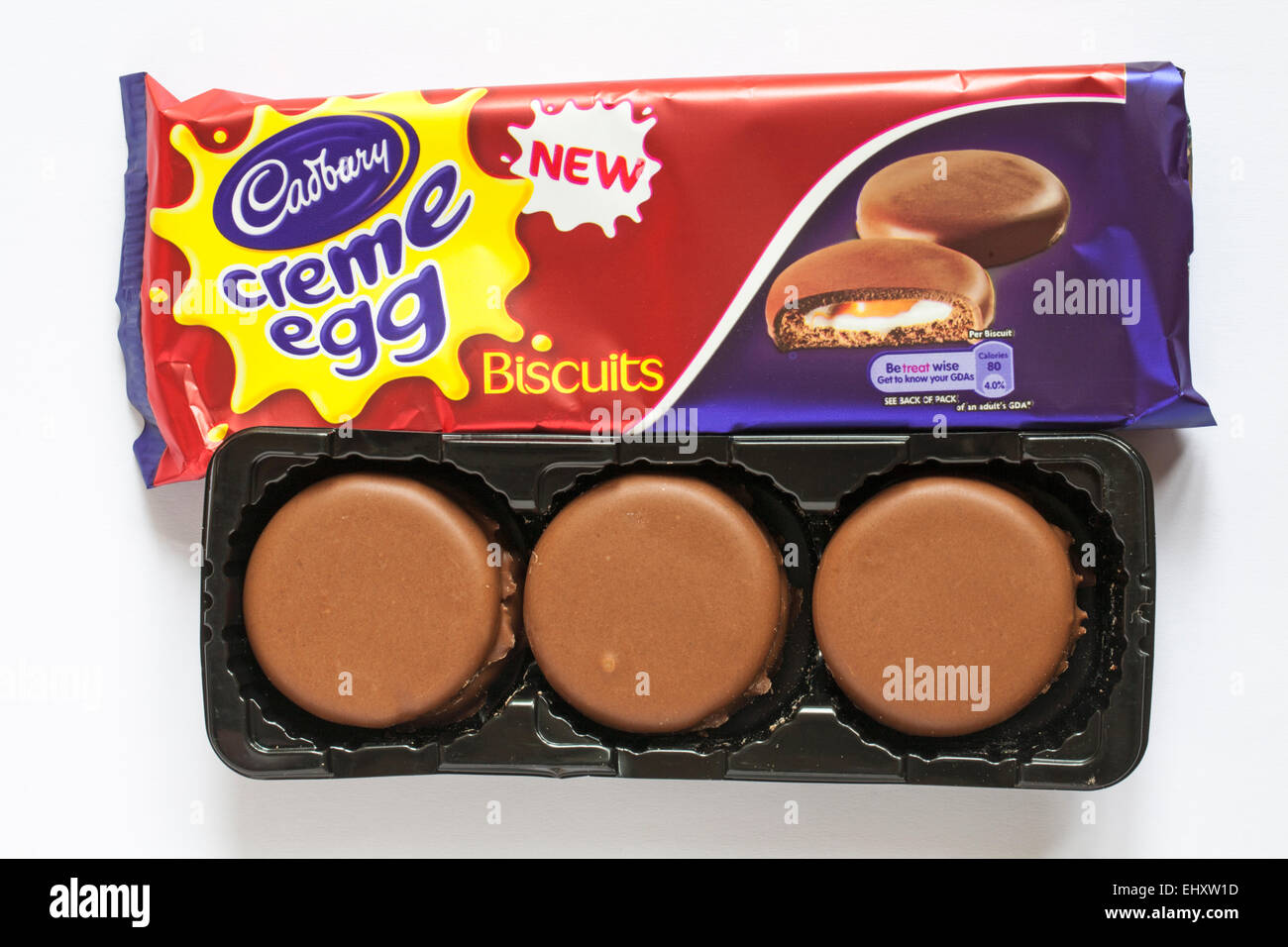 Sachet de Cadbury Creme Egg avec de nouveaux biscuits paquet ouvert pour afficher contenu isolé sur fond blanc Banque D'Images