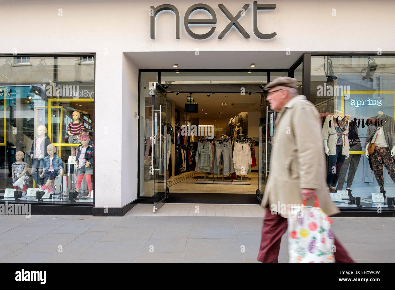 Bath, Royaume-Uni. 18 mars, 2015. Le jour avant le prochain communiqué leurs résultats de l'exercice d'un piéton est illustré en passant devant un nouveau magasin dans la baignoire. Credit : lynchpics/Alamy Live News Banque D'Images