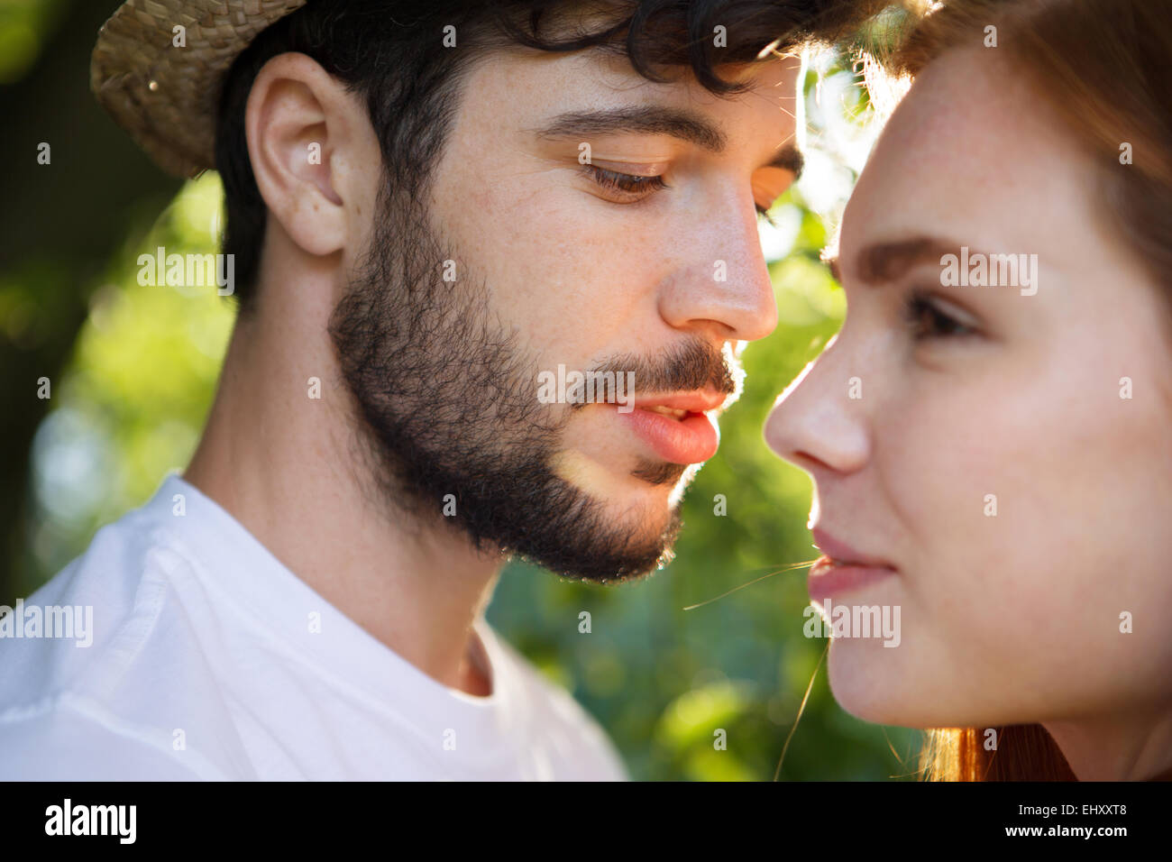 Jeune couple partage un moment intime en plein air Banque D'Images