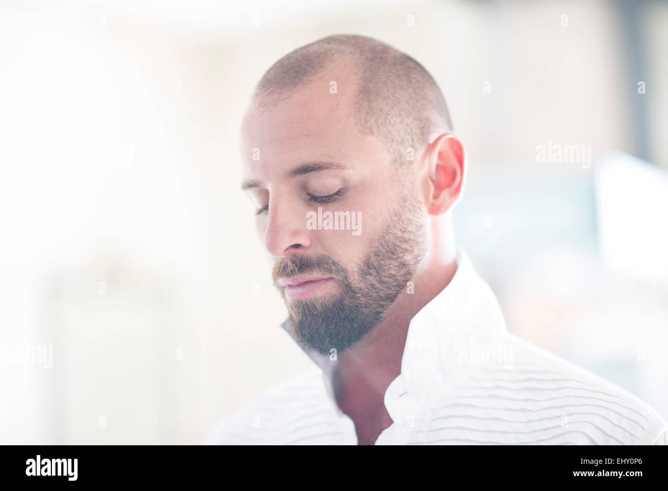 Portrait d'un homme avec le crâne rasé et la barbe Photo Stock - Alamy