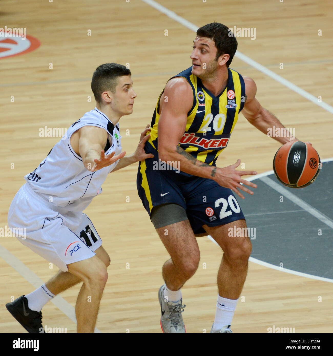 LUBIN, Pologne - 24 octobre 2014 : Michael Gospodarek (11) et (20) Altintig en action au cours de l'Euroligue de basket-ball match Banque D'Images