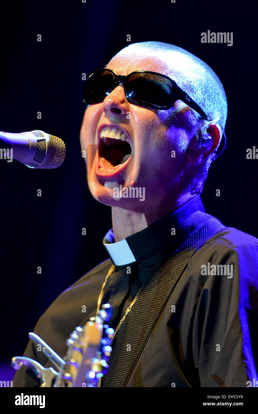 WROCLAW, Pologne - 22 juin : Sinead O'Connor pendant le concert à l'WrocLove Fest sur juin 22,2013 à Wroclaw, Pologne. Banque D'Images