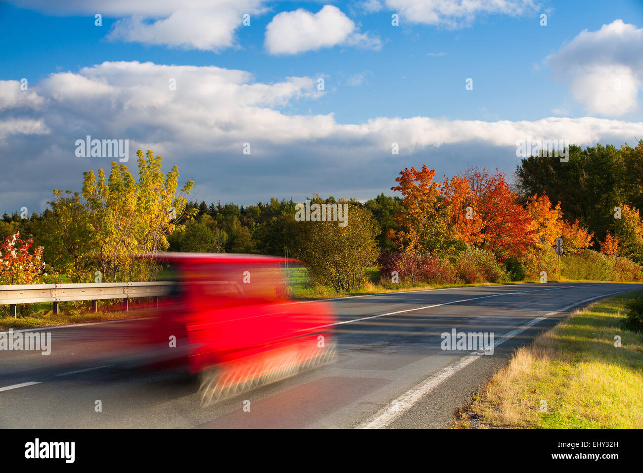 Voiture de vitesse sur une route dans les montagnes Krkonose République Tchèque, Banque D'Images