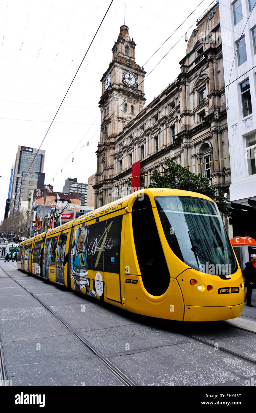 Un design élégant et moderne 'Bumblebee' tram jaune glisser sur la Bourke Street Mall, Melbourne, Australie. Yarra Tram. Banque D'Images
