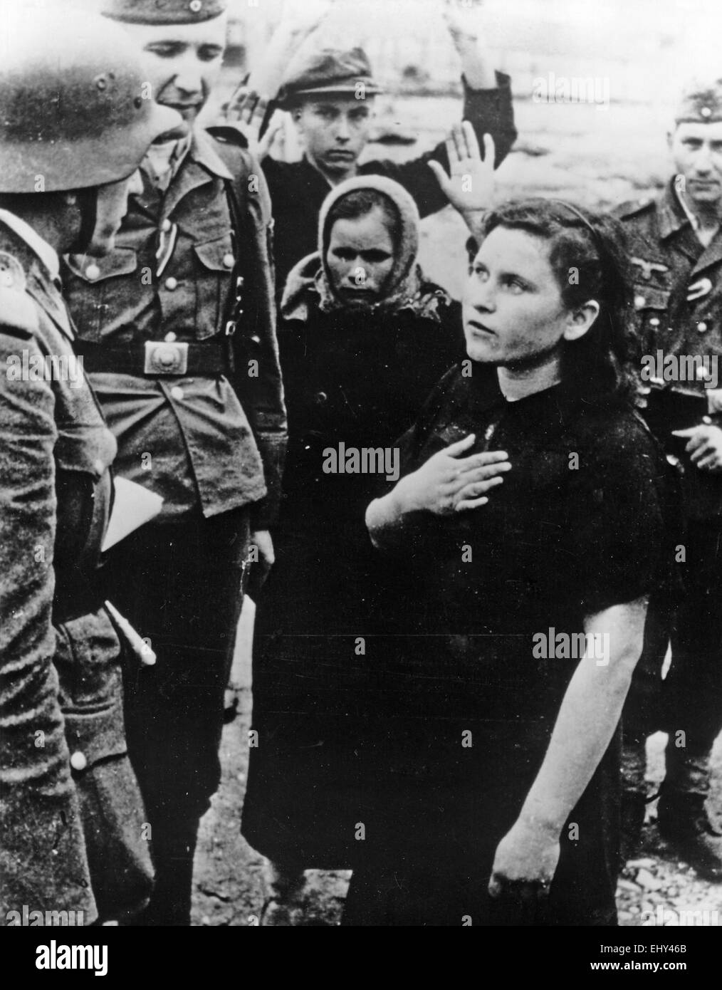 L'opération Barbarossa photo allemand en date du 29 mai 1943. La légende originale : "les soldats allemands ont récemment réussi à rassembler tout un groupe de bandits soviétique près de Novorossijsk. Photo montre une jeune fille russe qui a été pris au cours de la recherche de bandits. Elle a ensuite été en mesure de prouver son innocence" Banque D'Images