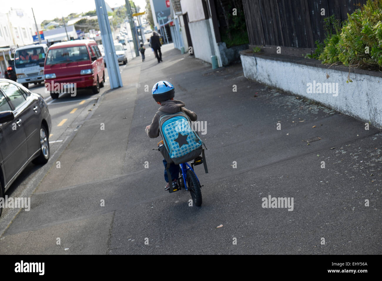 Quatre ans avec sac à dos à vélo Le vélo à l'école avec casque Banque D'Images