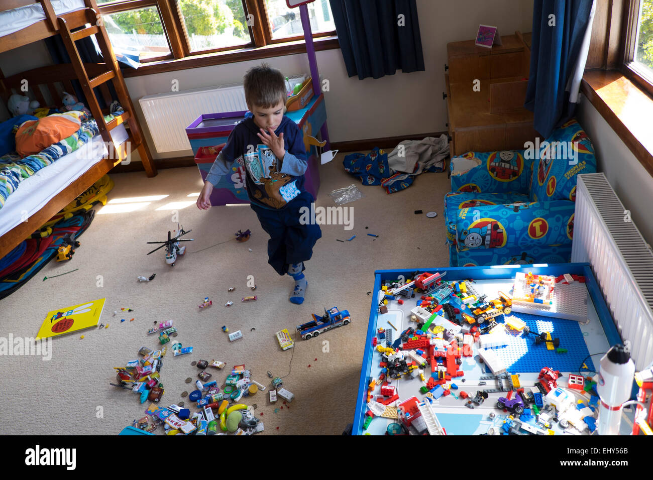 Garçon âgé de quatre ans à jouer avec des blocs Lego dans la chambre Banque D'Images