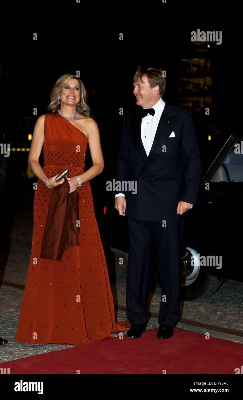 Copenhague, Danemark. 18 mars, 2015. Roi néerlandais Willem-Alexander et La Reine Máxima arrivent à le Diamant Noir à Copenhague, où ils organisent leur arrangement retour à la suite de la visite d'Etat de deux jours, qui se termine ce soir Credit : OJPHOTOS/Alamy Live News Banque D'Images