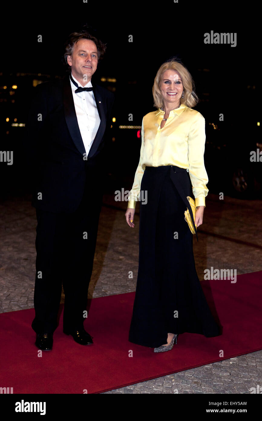 Copenhague, Danemark. 18 mars, 2015. PM danois, Mme Helle Thorning-Schmidt, et ministre des affaires étrangères des Pays-Bas, M. Bert Koenders, arriver à le Diamant Noir à Copenhague, où le couple royal Dutch organisent leur arrangement retour à la suite de la visite d'Etat de deux jours au Danemark Crédit : OJPHOTOS/Alamy Live News Banque D'Images