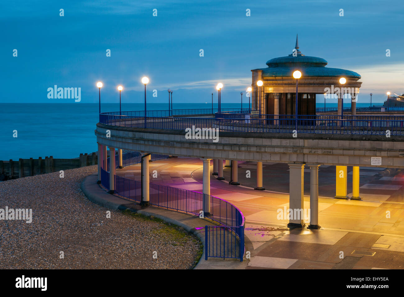 Soirée sur le front de mer de Eastbourne, East Sussex, Angleterre. Banque D'Images