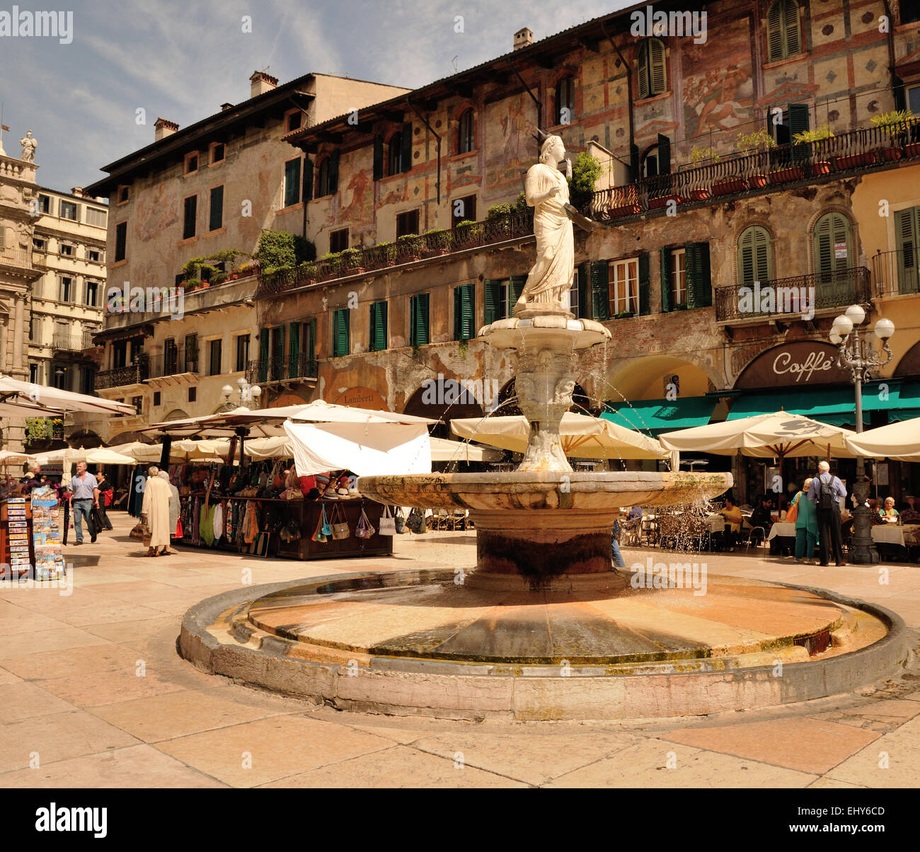 Une large vue de la Piazza del Erbe, Vérone, Italie, avec la Madonna Verona fontaine et les visiteurs et les touristes à un marché de rue mis en place dans le carré. Banque D'Images