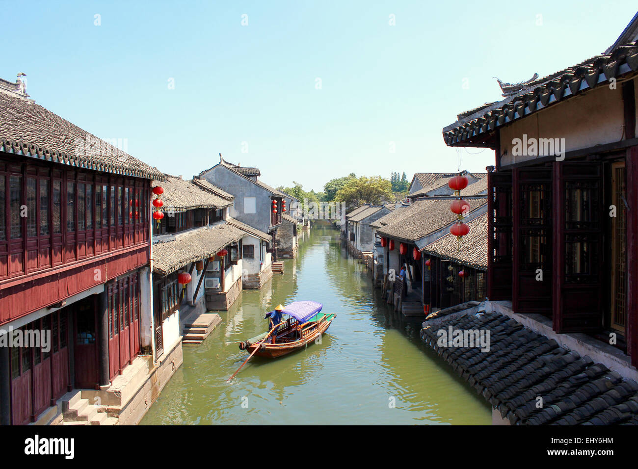 Photographie d'un canal d'eau situé dans la région de Zhouzhuang, l'une des villes d'eau de la Chine. Banque D'Images