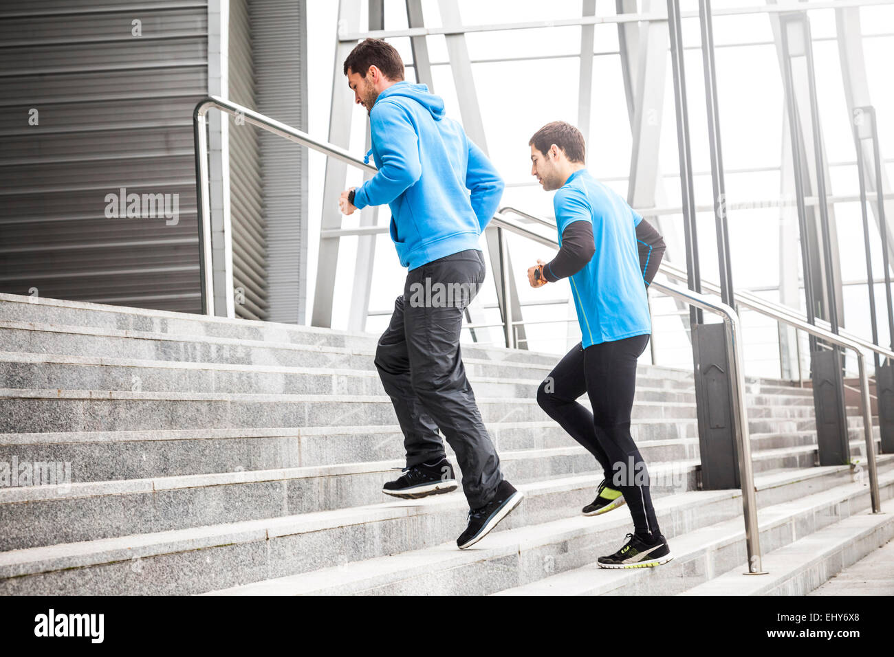 Femme Sur Le Simulateur D'escalier, Membre Du Centre De Fitness établissant  Et S'exerçant Dans Les Vêtements De Sport à La Mode Illustration de Vecteur  - Illustration du sportif, progression: 84480081