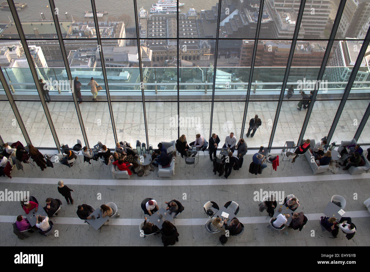 Londres, Royaume-Uni. 18 mars 2015 - Visiteurs se détend au Sky Garden, au talkie walkie Édifice de la ville. Banque D'Images