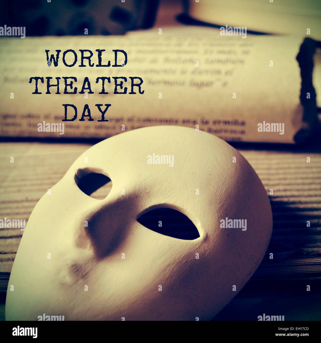 La journée mondiale du théâtre de texte et d'un masque et d'un vieux livre, avec un effet rétro Banque D'Images