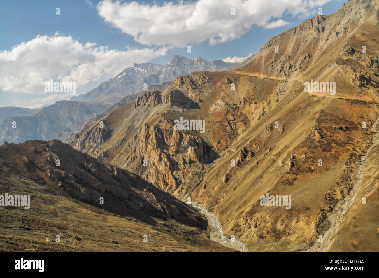 Canyon pittoresque dans les montagnes de l'Himalaya au Népal Banque D'Images