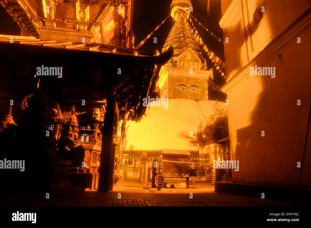 Temple bouddhiste panoramique de nuit à Katmandou, Népal Banque D'Images