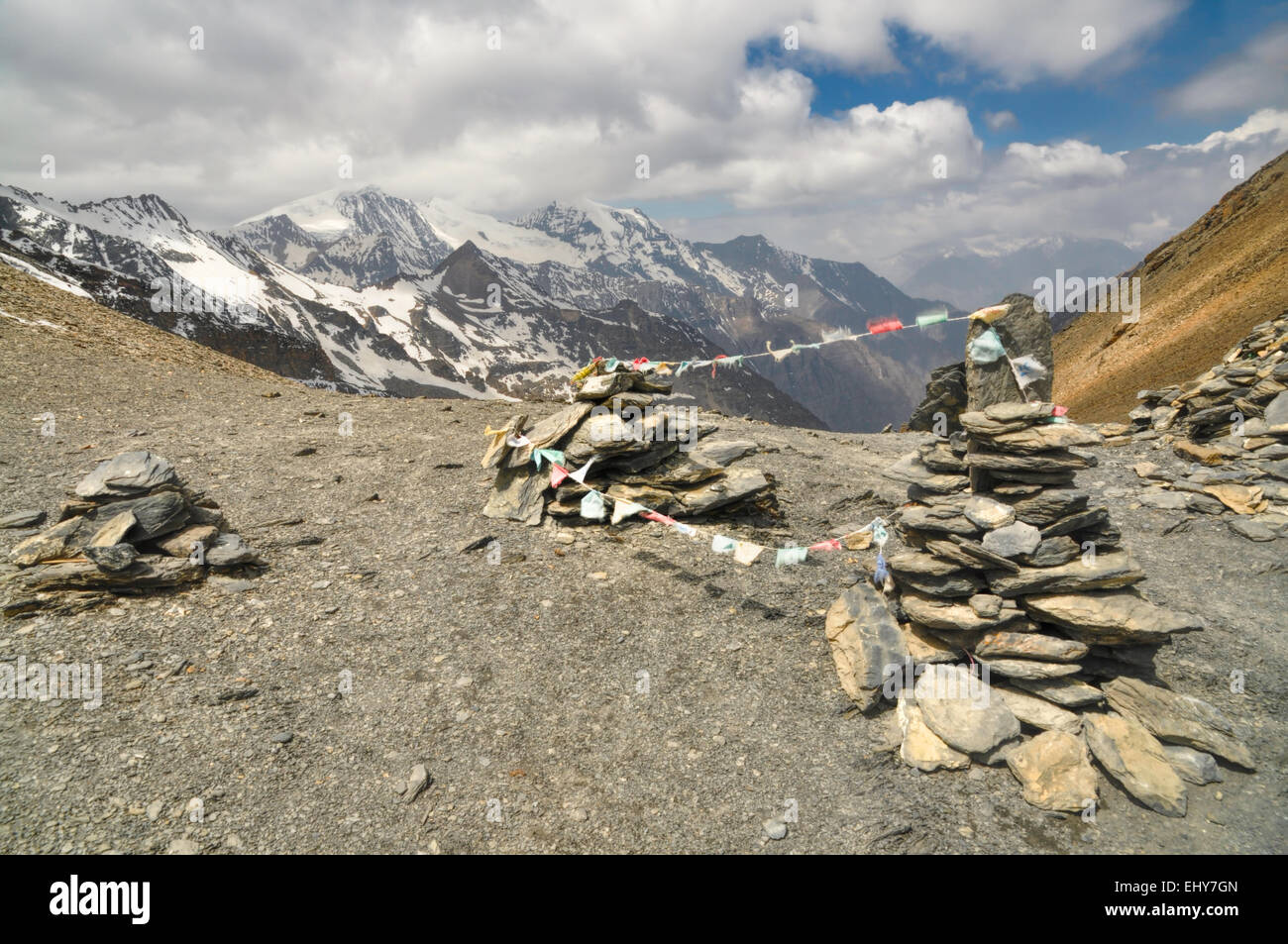 Les drapeaux de prières dans les montagnes de l'Himalaya au Népal Banque D'Images