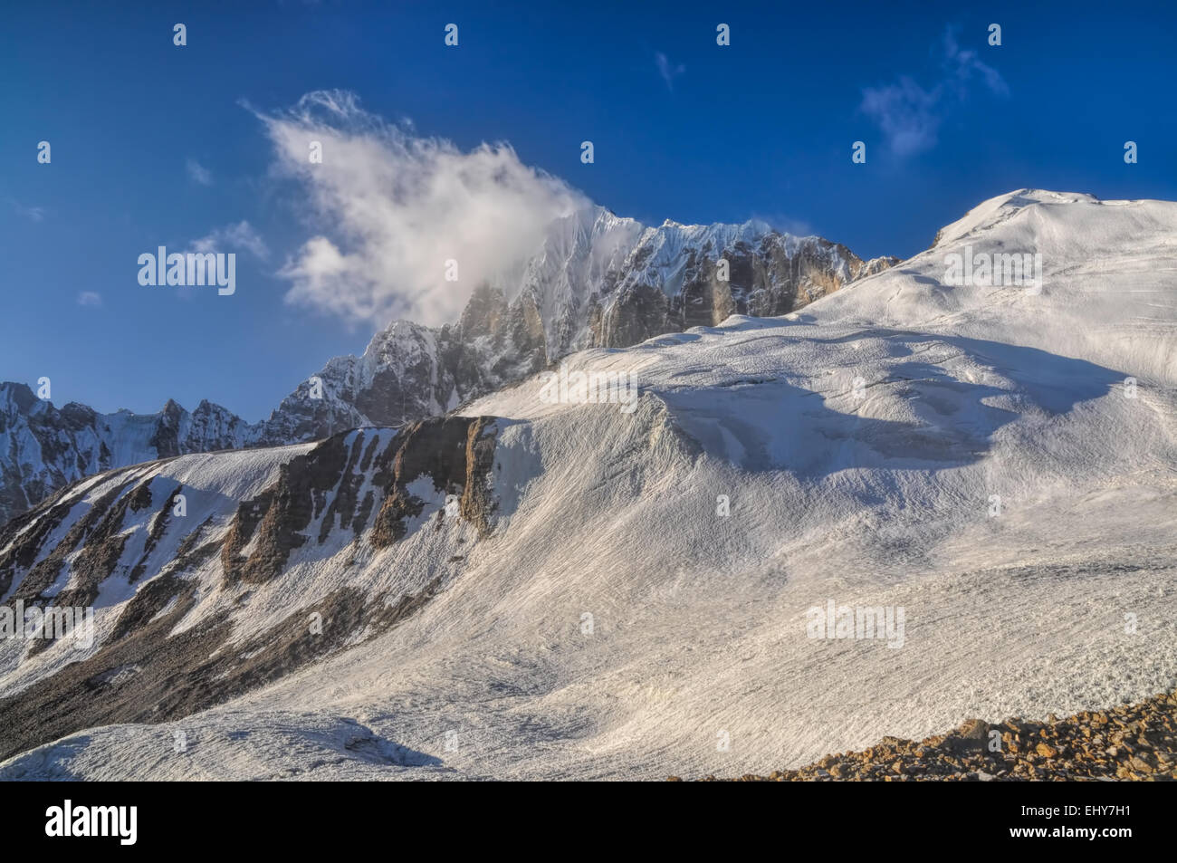 De magnifiques sommets de montagnes en montagnes du Pamir au Tadjikistan Banque D'Images