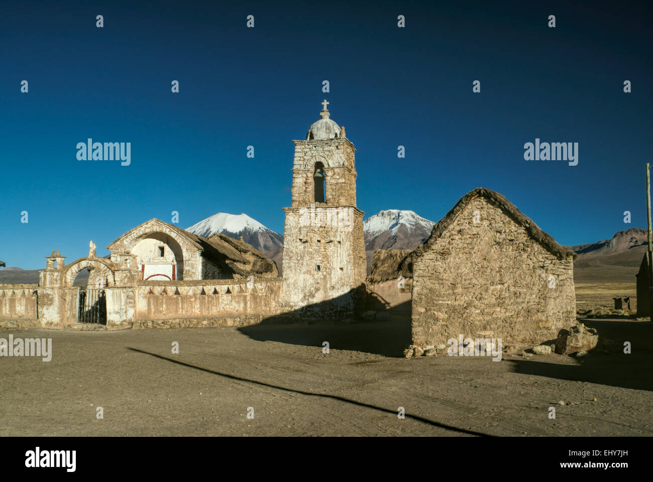 Pittoresque vieille église en pierre dans le parc national de Sajama en Bolivie Banque D'Images