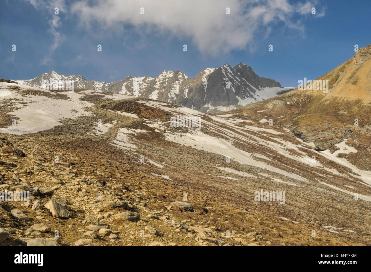 Dans les montagnes de l'himalaya majestueux sommets au Népal Banque D'Images