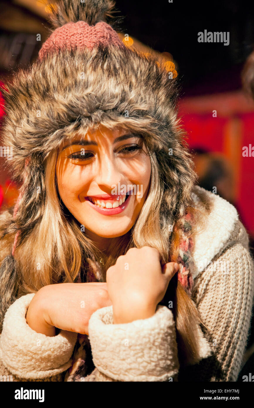 Woman with fur hat le Marché de Noël Banque D'Images