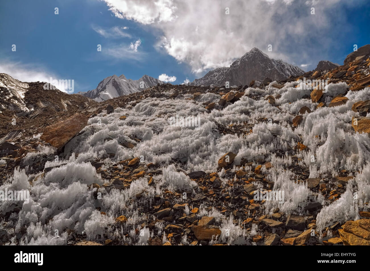Scenic des cristaux de glace dans les montagnes du Pamir au Tadjikistan Banque D'Images