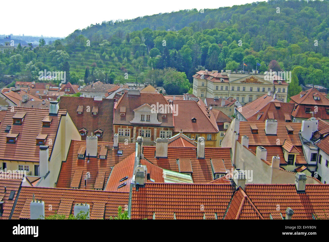 Vue sur les toits de la vieille ville et bien conservé de Prague. Banque D'Images