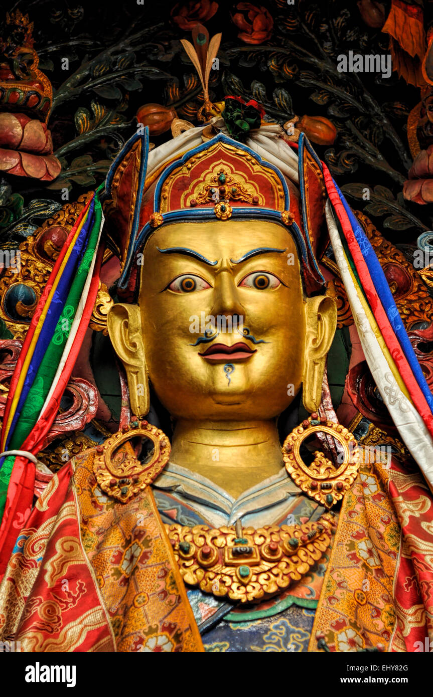 Décorée statue en or de déité bouddhiste au Népal Banque D'Images