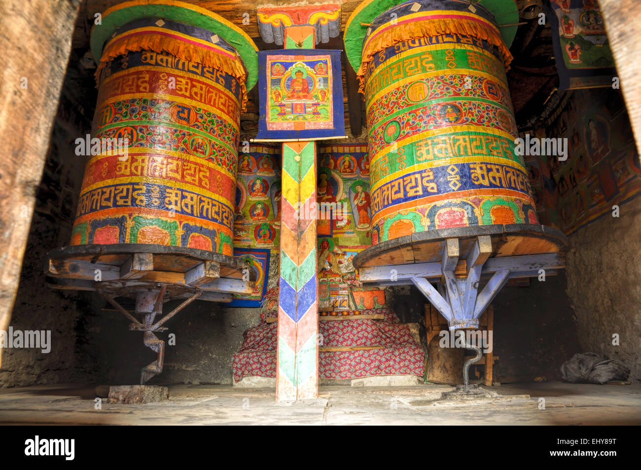 Roues de prière bouddhiste coloré au Népal Banque D'Images