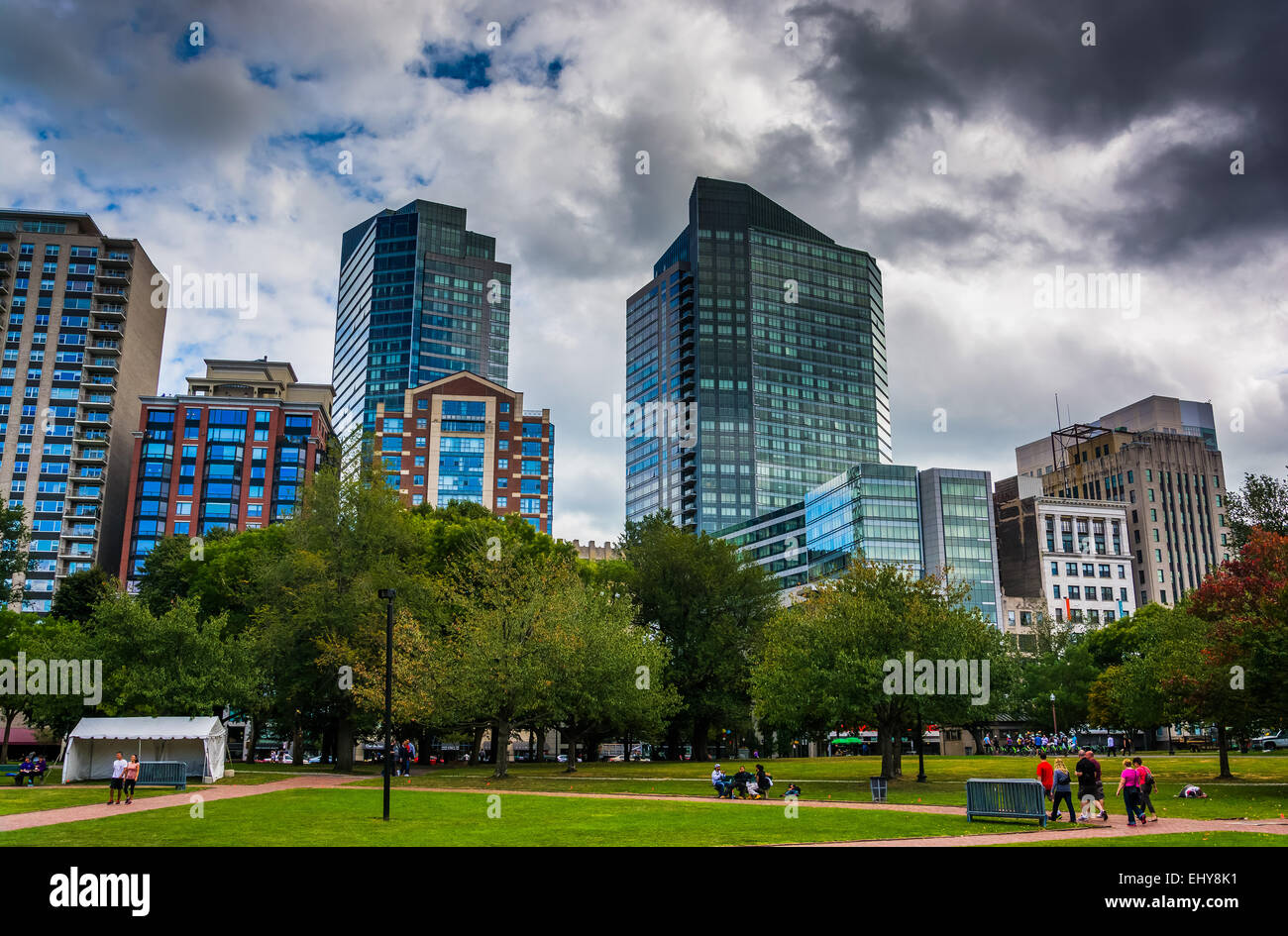 Le Boston skyline vu de la Boston Common. Banque D'Images