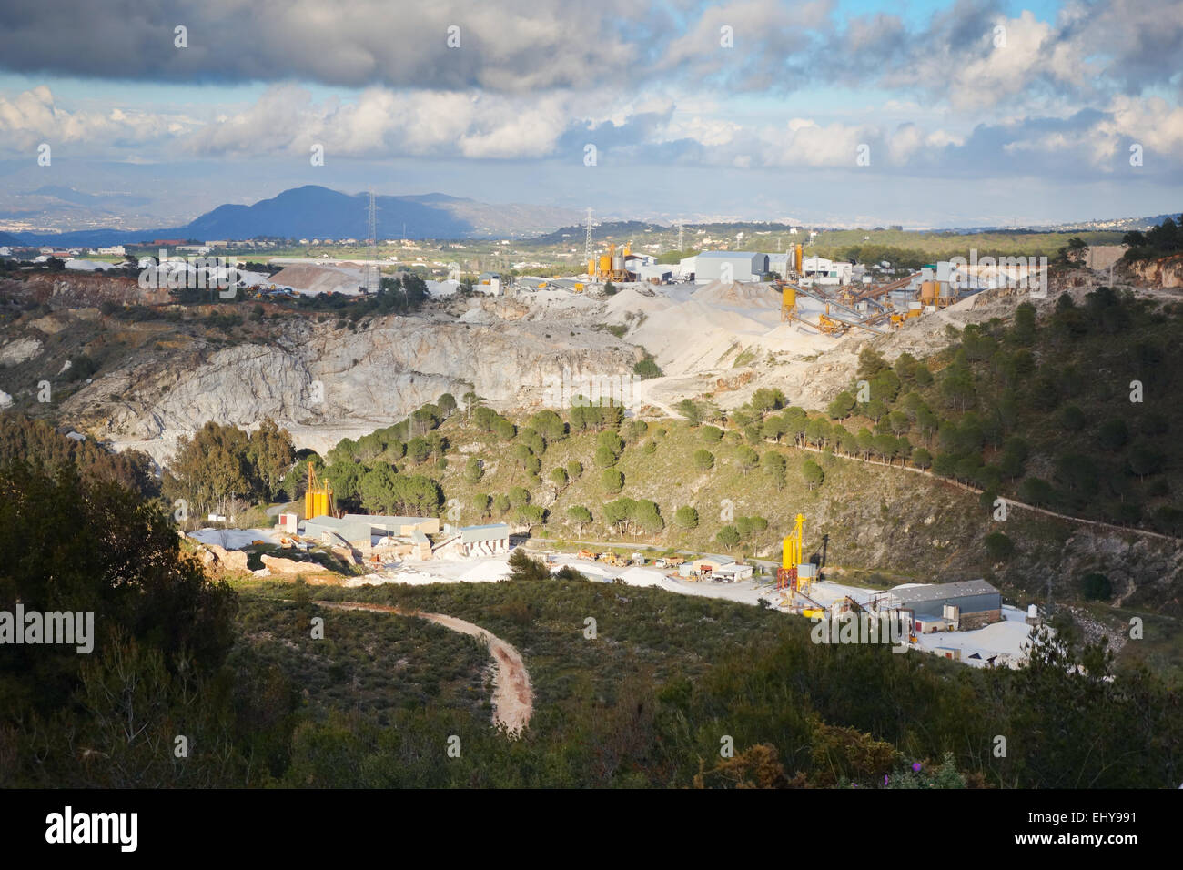 Le sable et le gravier, la dolomie, l'excavation de la carrière dans l'usine de monnaie, le sud de l'Espagne, la province de Malaga, Andalousie. Banque D'Images