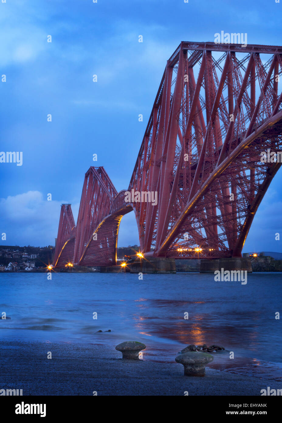 Forth Rail Bridge avant l'aube, prises à partir de South Queensferry Harbour à la recherche vers le nord Queensferry. Banque D'Images