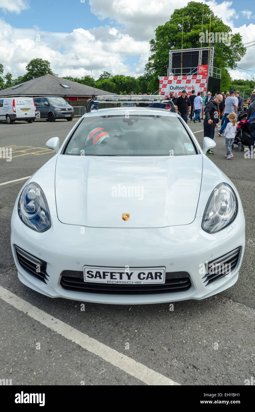 Voiture de sécurité Porsche blanc utilisé pour British Touring Car Championships at Oulton Park-Circuit du Banque D'Images