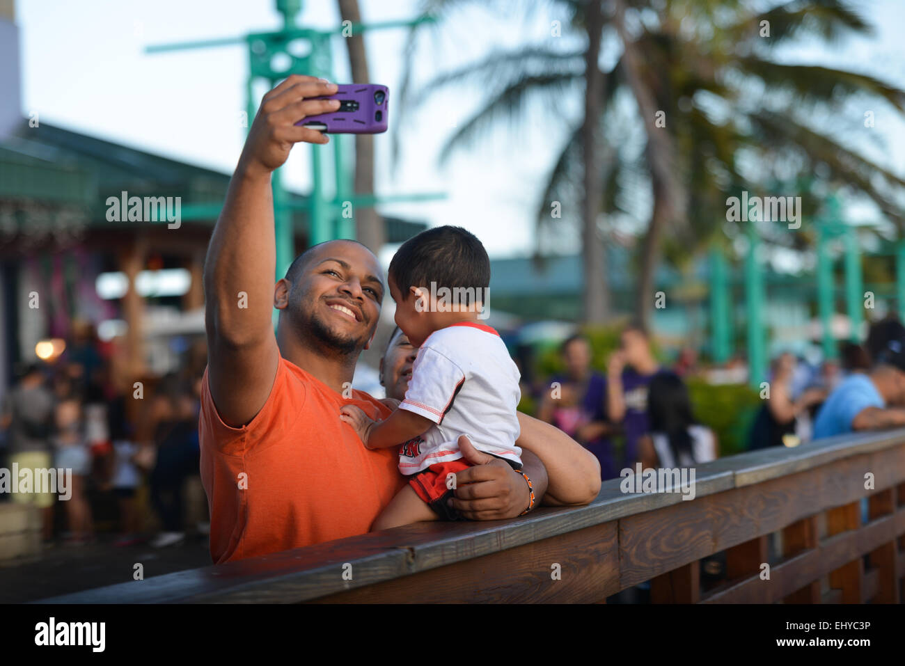 Selfies famille. La mère du père et fils à la Guancha. Ponce, Porto Rico. Le territoire américain. L'île des Caraïbes. Banque D'Images