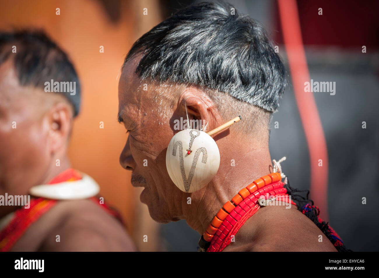 L'homme de tribu Naga et coupe de pansement de side Banque D'Images