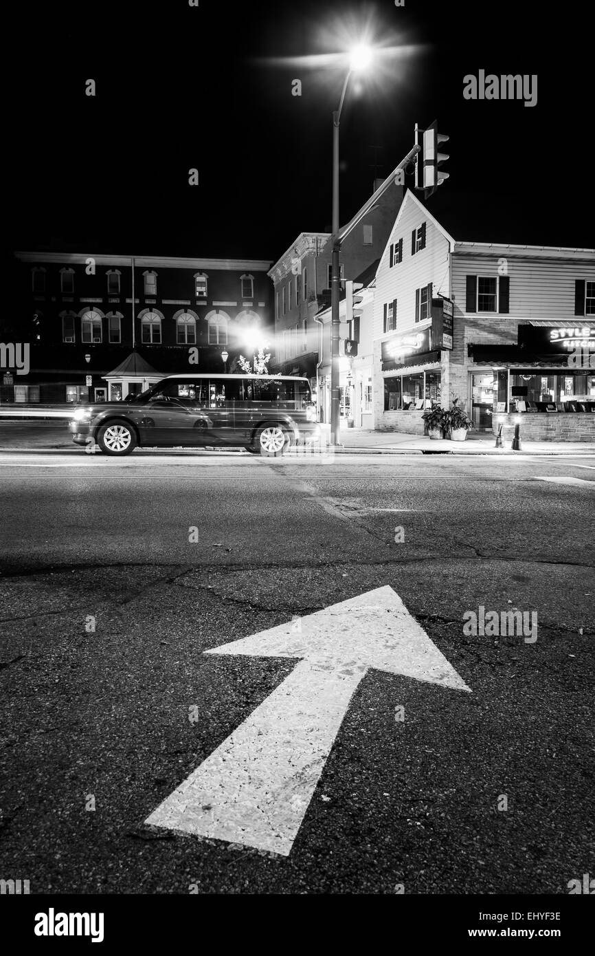 La flèche sur le trottoir et l'intersection de nuit à Hanover, en Pennsylvanie. Banque D'Images