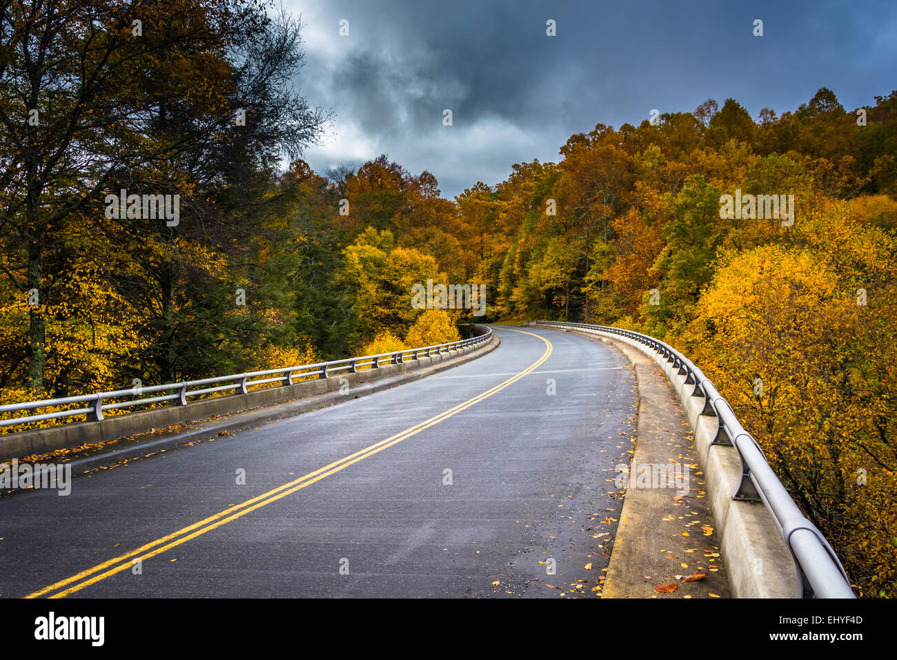 La couleur en automne et pont sur le Blue Ridge Parkway en Caroline du Nord. Banque D'Images