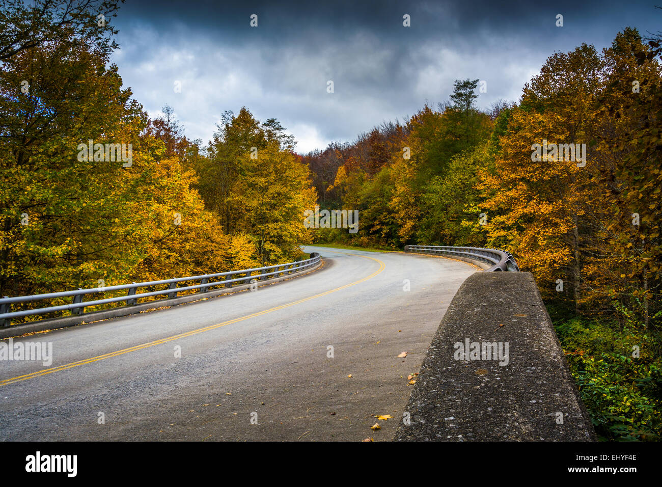 La couleur en automne et pont sur le Blue Ridge Parkway en Caroline du Nord. Banque D'Images