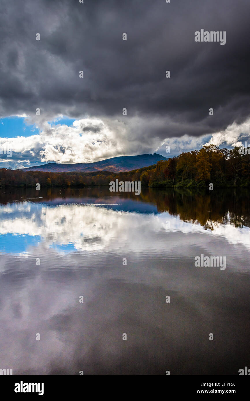 La couleur en automne et réflexions à Julian : Lake, le long de la Blue Ridge Parkway, Caroline du Nord. Banque D'Images