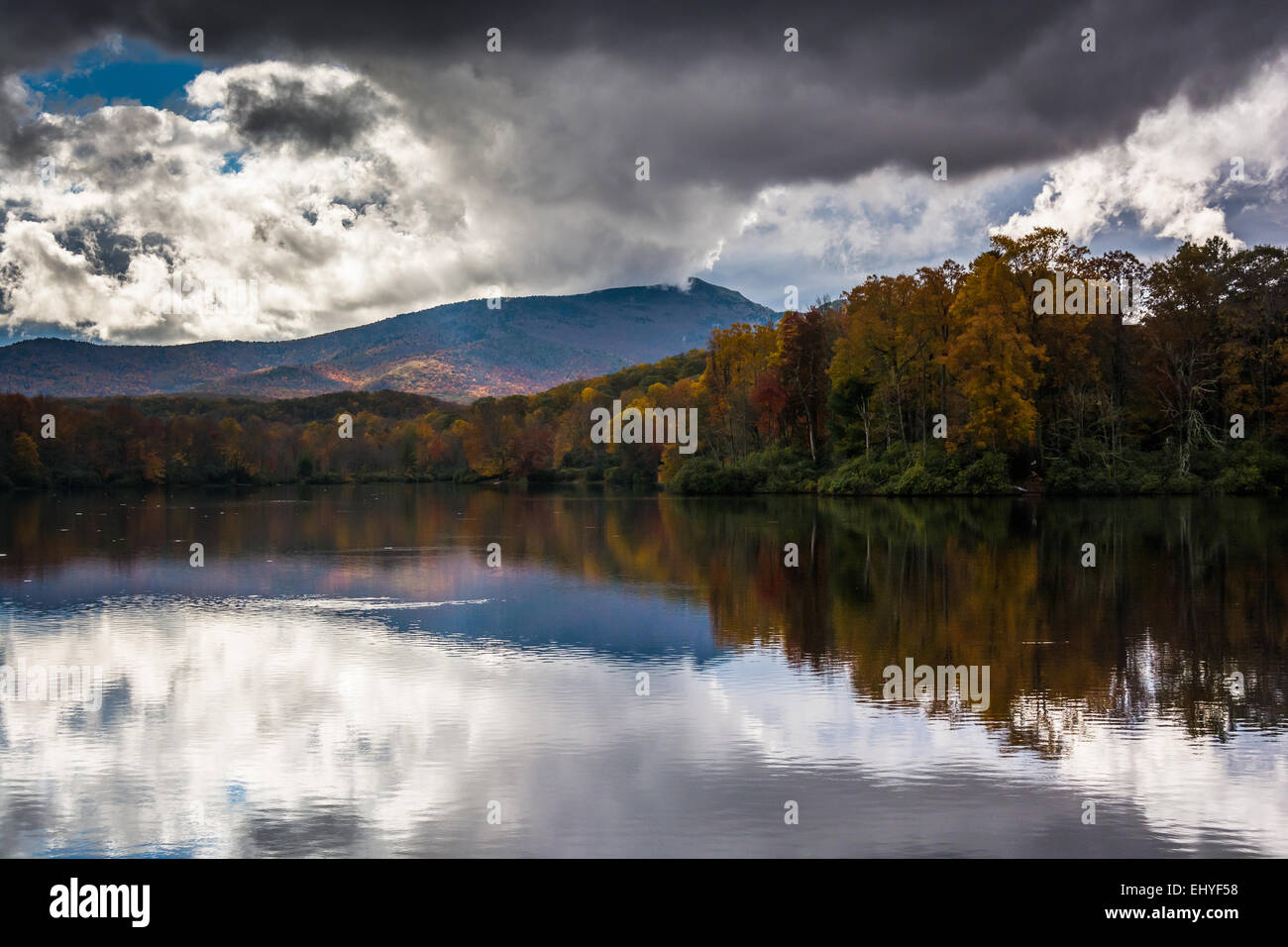 La couleur en automne et réflexions à Julian : Lake, le long de la Blue Ridge Parkway, Caroline du Nord. Banque D'Images