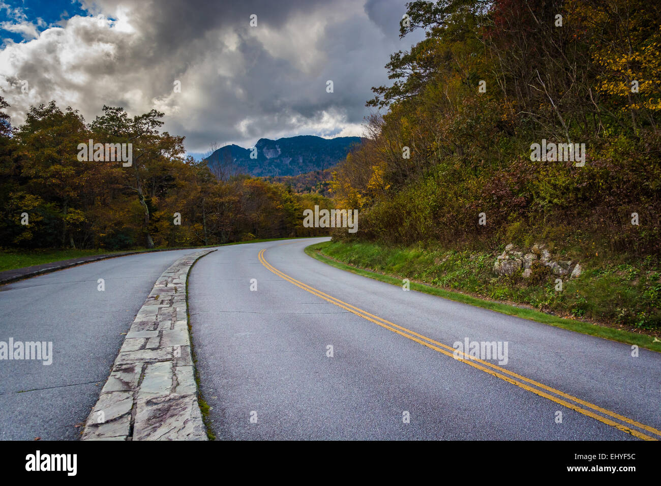 Automne couleur et afficher de Grandfather Mountain le long de la Blue Ridge Parkway, Caroline du Nord. Banque D'Images