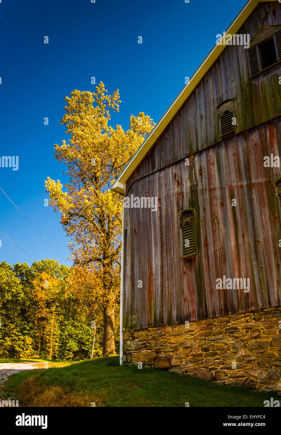 Grange et la couleur en automne dans les régions rurales du comté de York, Pennsylvanie. Banque D'Images