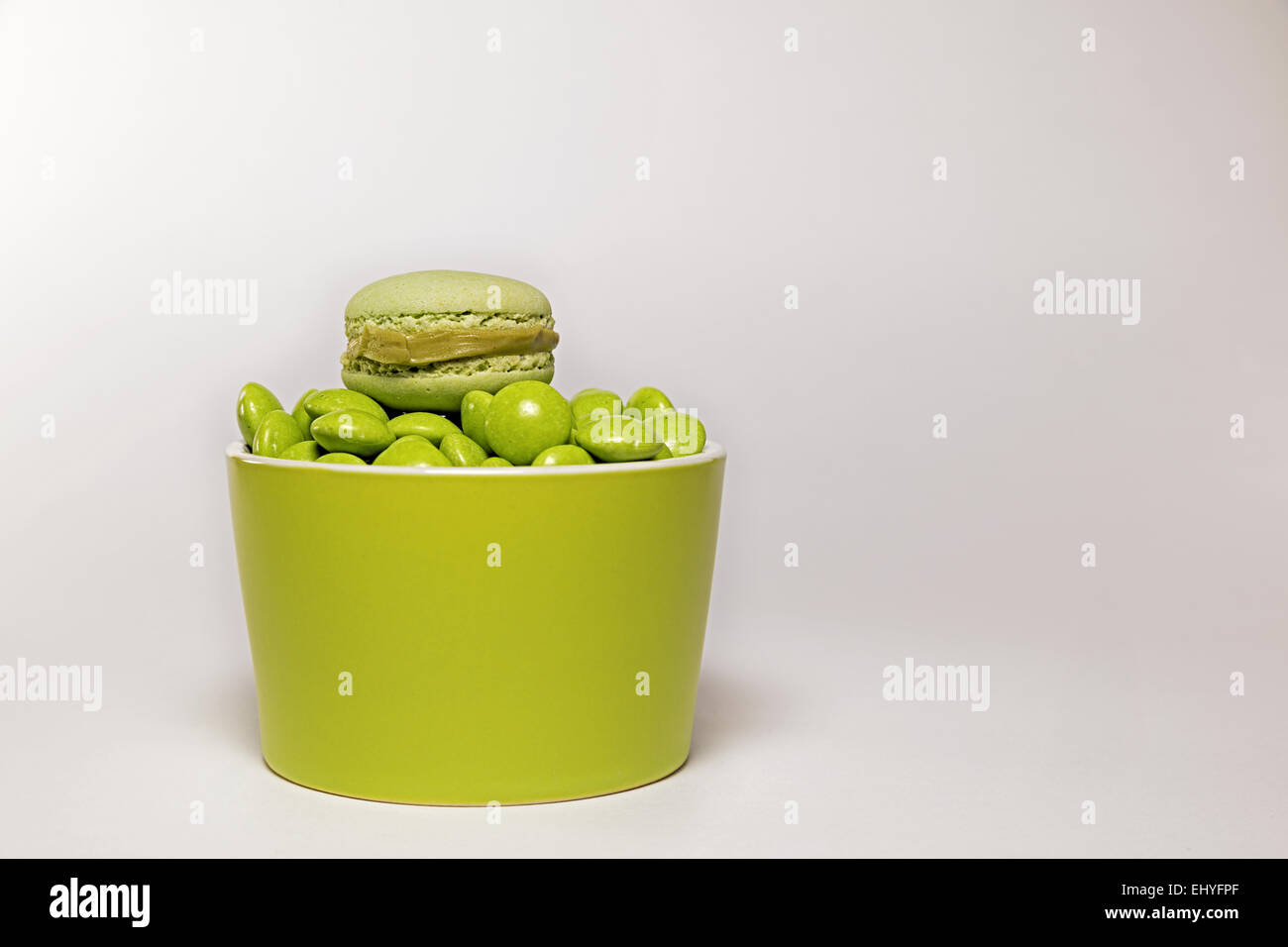Bol plein de bonbons de chocolat avec plus d'un macaron Banque D'Images