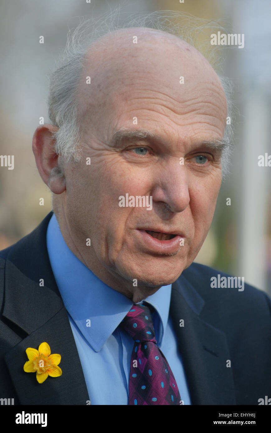 Londres, Royaume-Uni. 18 mars, 2015. Vince Cable, libéral et secrétaire d'état des affaires, de l'Innovation et des compétences répond à la presse sur College Green en face de la Chambre du Parlement après le dernier budget avant les élections. Credit : JOHNNY ARMSTEAD/Alamy Live News Banque D'Images