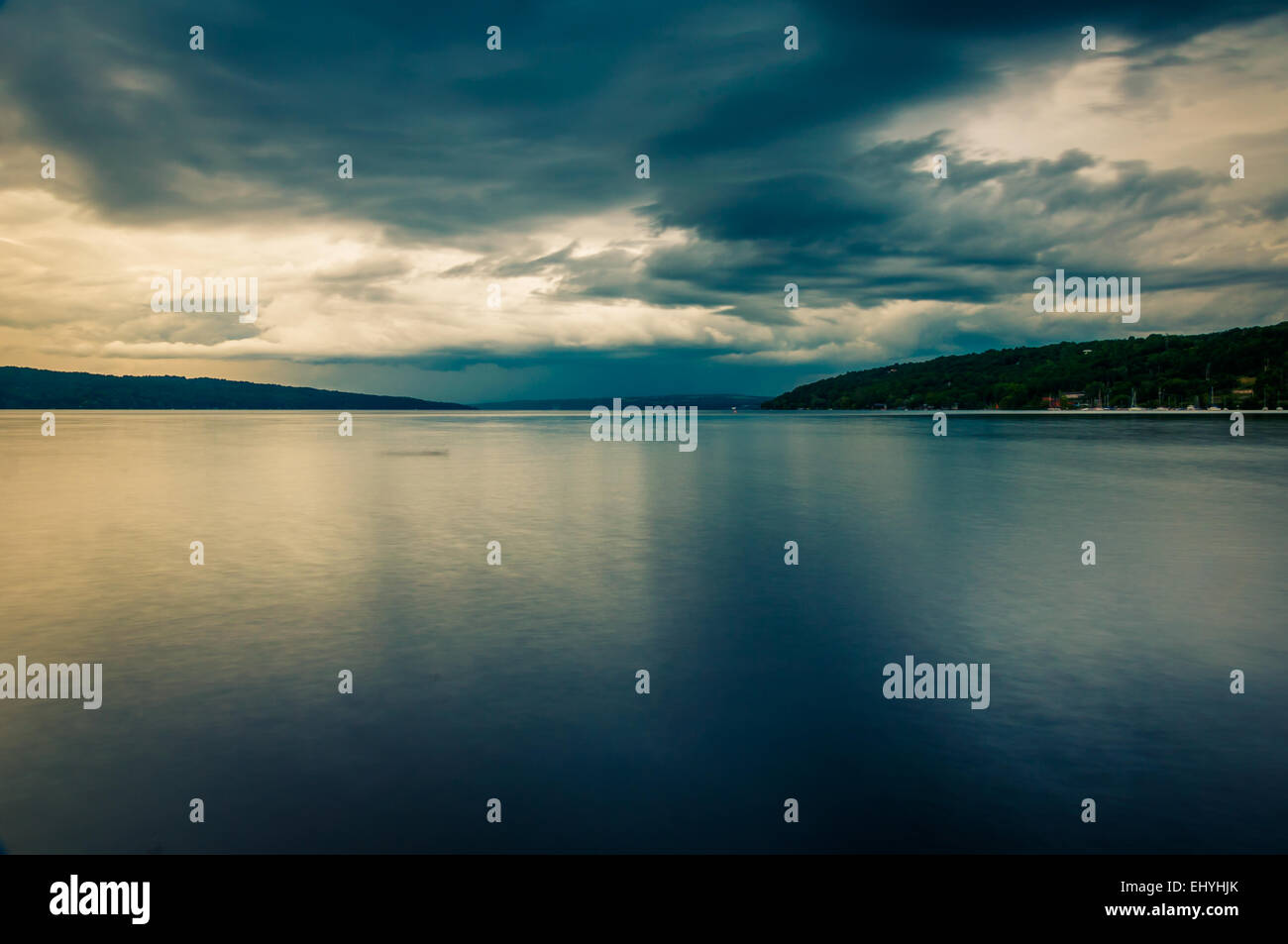 Dark storm clouds over Lac Cayuga, à Ithaca, New York. Banque D'Images