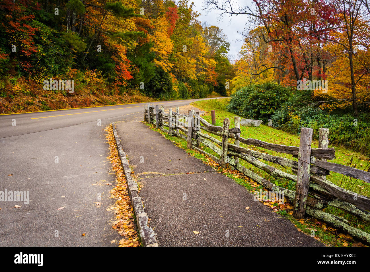 Clôture et la couleur en automne le long de la Blue Ridge Parkway en Julian : Park, Caroline du Nord. Banque D'Images