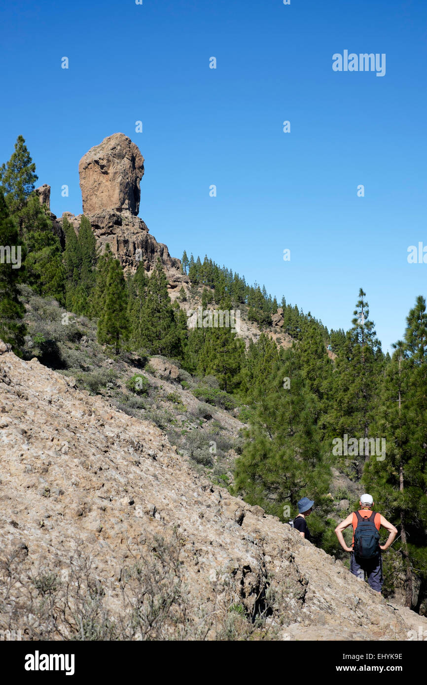 Un couple de personnes âgées Voir la Roque Nublo, Gran Canaria, Espagne Banque D'Images